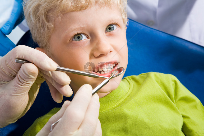 小男孩在牙科诊所口腔图片