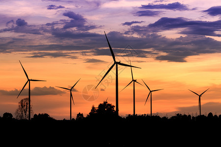 风力涡轮机泰国日落时的风电场剪影图片