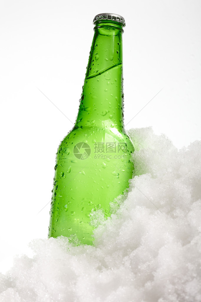 雪中啤酒瓶图片