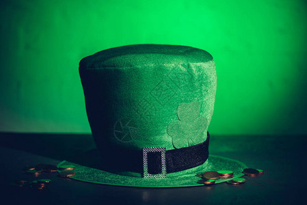 绿色爱尔兰帽子和金币的特写视图图片