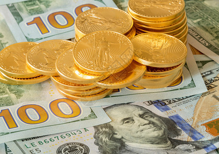 用本杰明富兰克林的肖像堆放金鹰硬币用于美国货币一百图片