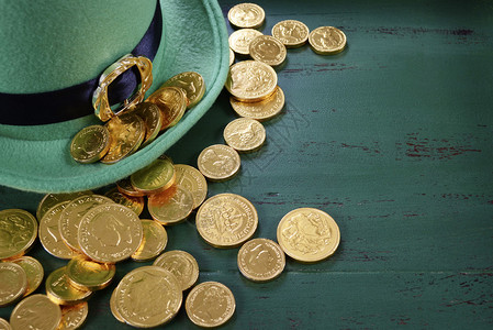 圣帕特里克节快乐小妖精帽子与金巧克力硬币图片