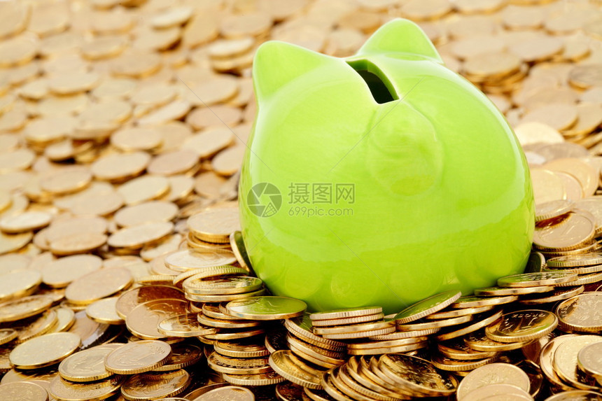 绿色存钱罐和金币海商业图片
