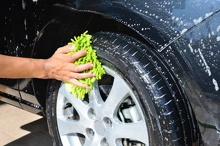 清洗汽车车轮和轮胎图片