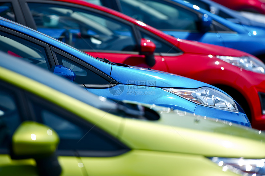 五颜六色的汽车股票库存中的小型欧洲车辆多种颜色可供选择经销商汽车库存图片