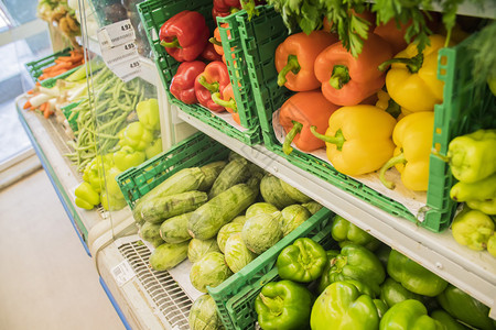 欧洲超市杂货店蔬菜柜台配有胡椒草药图片