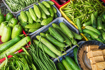 东方蔬菜在市场上的绿色背景蔬菜图片
