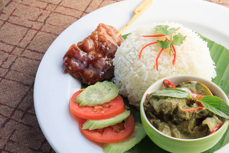 泰国菜绿咖喱浓汤配米饭和烤猪肉图片