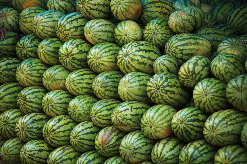 在印度果阿的一个市场上出售的西瓜图片