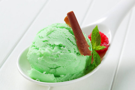 勺子上的绿色冰淇淋勺图片