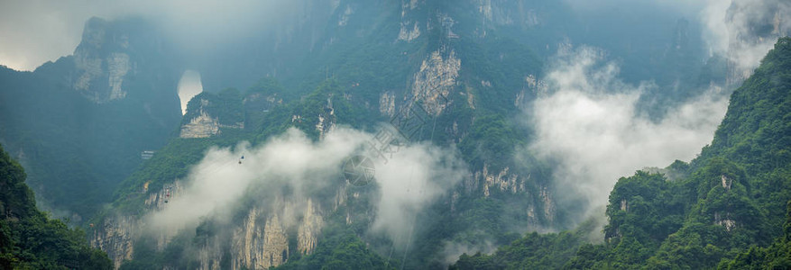 清晨雾中天门山著名的神圣天门大山的全景图片