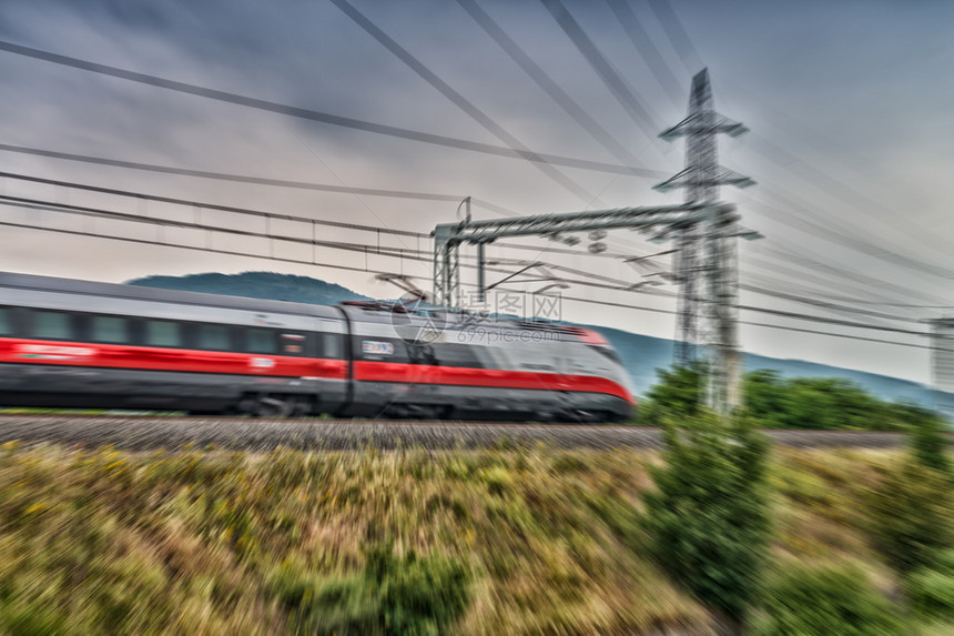 乡村线快速行驶的火车视野模糊图片