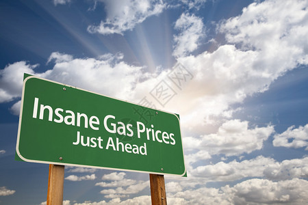 疯狂的天然气价格绿色路标与DramaticClouds图片