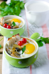 鸡蛋和蘑菇一起烤在绿色盘子里图片