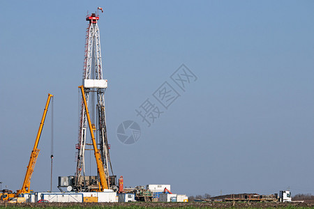 陆地石油钻井和油田起重机背景图片