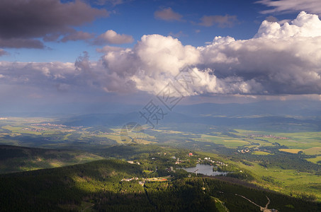从高山欣赏湖景的夏日风景图片