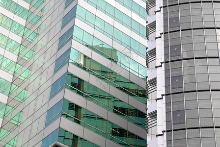 现代城市内带有玻璃窗的图片