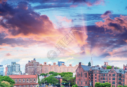 曼哈顿市中心在日落时的全景从图片