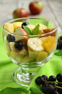 水果沙拉在一个玻璃碗中的果色沙背景图片
