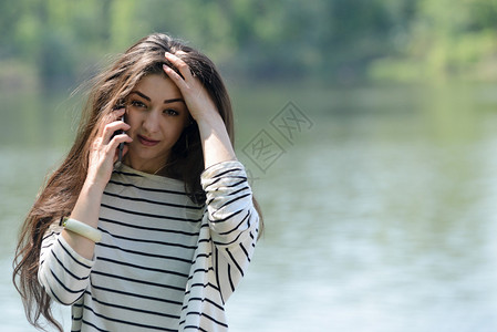 不开心的黑发女孩在夏天的时候带着手图片