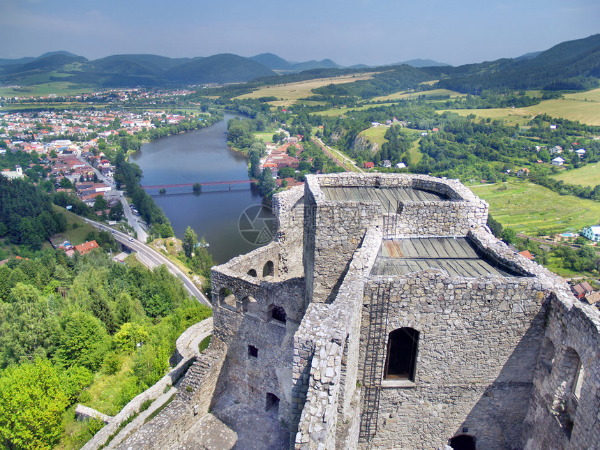 从Strecno城堡塔的空中夏季景观远处可以看到瓦林村和瓦河的房屋斯特雷克诺城堡图片