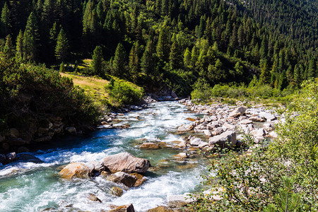 奥地利高山谷的田园风光快速的山间溪流著名的克里姆尔瀑布源头图片