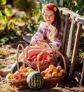 夏季花园的乌克兰小女孩图片