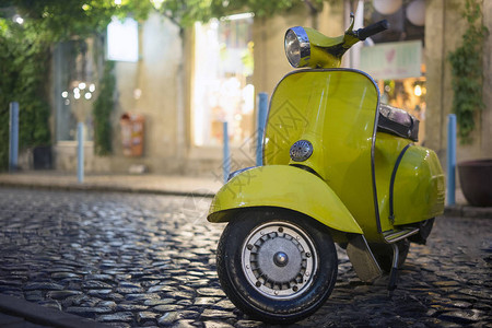 意大利经典摩托车停在cobble图片
