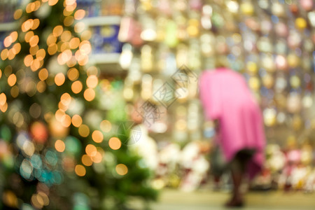 商场新年fir树的模糊图像上妇女背景图片