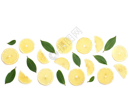 白背景上的柠檬叶和切片与文本的复制空间隔开平图片