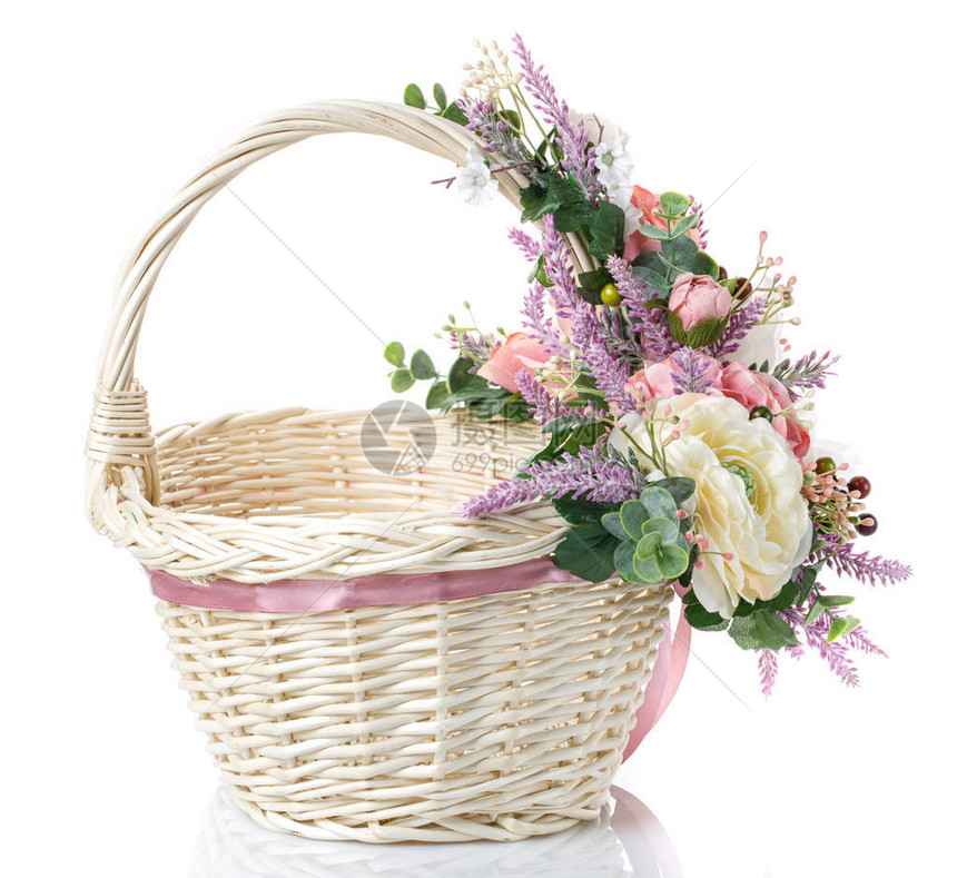 柳条篮子装饰着白色的花朵图片
