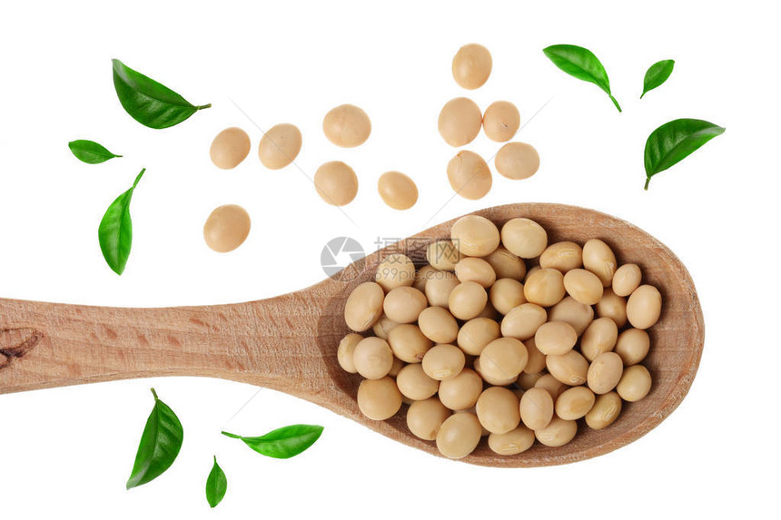 木勺里的大豆装饰着绿叶在白色背景的顶端图片