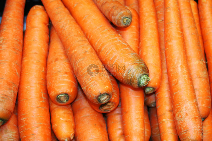很多胡萝卜成群结队胡萝卜的甜味使这种蔬菜可以用作一些类似水果的角色磨碎的胡萝卜用于胡萝卜蛋糕图片