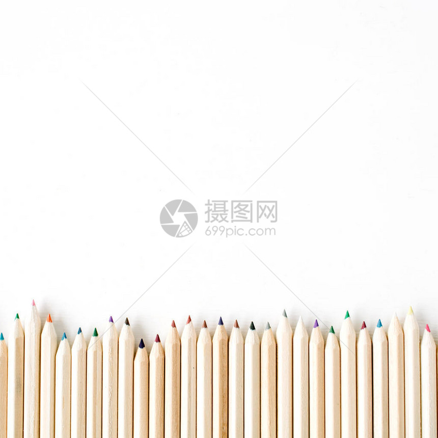 白色背景上隔离的彩色木制铅笔图片