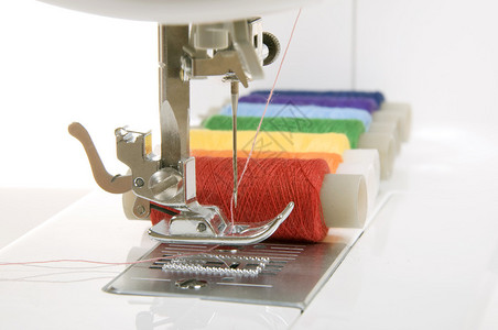 缝纫机和一套带线的卷轴图片