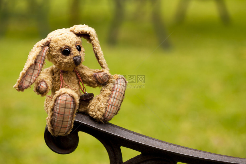 坐在铁板凳上的小兔子软玩具提交人关于财图片
