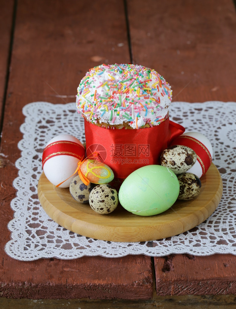 复活节蛋糕带有花状冰结和彩色的复活节图片