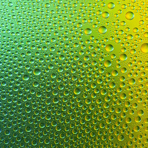 彩色水滴与梯度密封雨滴珠对玻璃盘浸渍纳米效果与绿色金黄色自然颜色运行光谱背景背景图片
