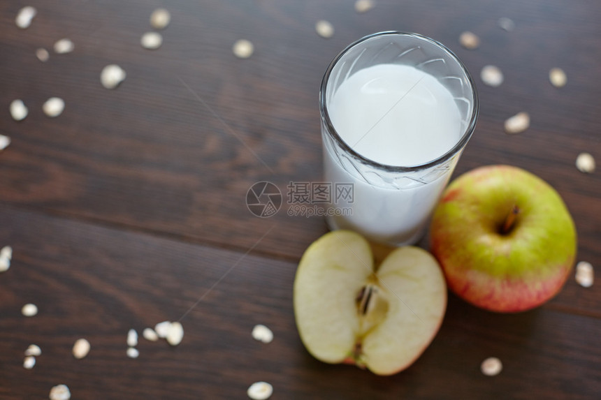 牛奶和水果的健康早餐图片