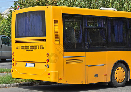 车站的黄色巴士图片
