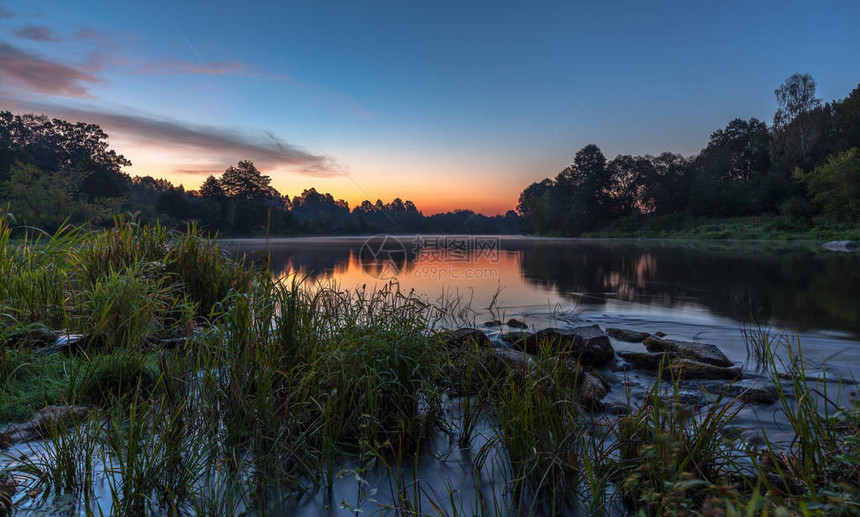 景观清晨蓝色的时光河上的日出图片