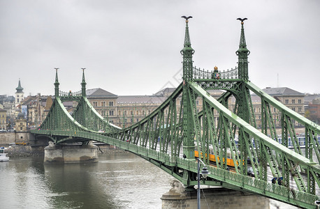 匈牙利布达佩斯自由桥一条黄色的电车在寒图片