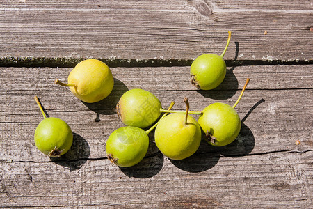 古老的木制桌板上野生的成熟多汁的梨子图片