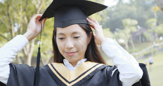 校内女调整毕业礼服和迫图片