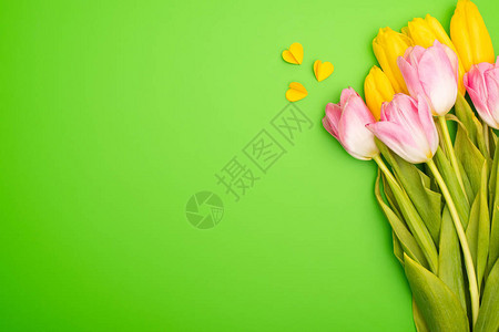 绿色春季概念的花束和彩色装饰心图片