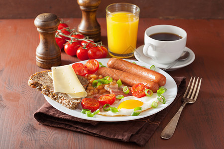 英式早餐配煎鸡蛋香肠培根西红柿豆图片