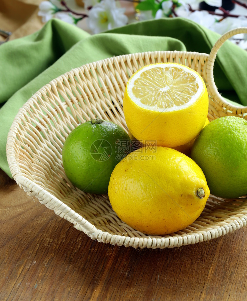 桌子上柳条筐里的柠檬和酸橙图片