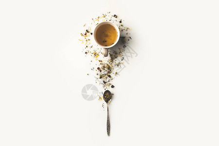 茶杯和汤匙中新鲜有机草药茶的顶部视图图片