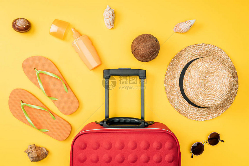 草帽太阳镜椰子翻滚旅行袋和黄底贝图片