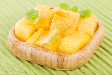 芒果在一片草竹碗里的芒果片图片